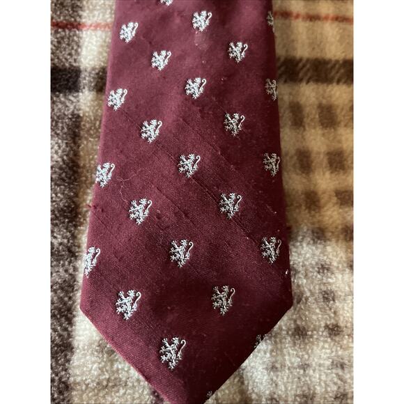 Briar Pride of England Maroon Silver Lion Crest Tie - Picture 4 of 7